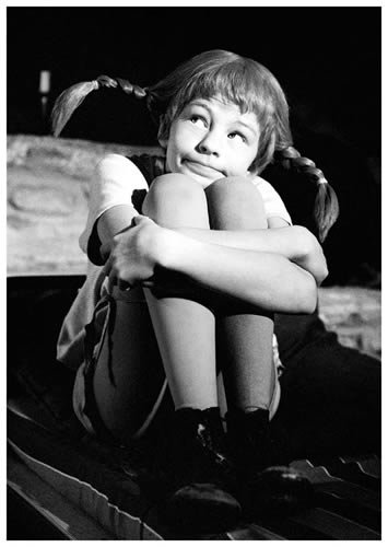 10er-Pack: Postkarte A6 +++ PIPPI LANGSTRUMPF von modern times +++ PL PIPPI NACHDENKLICH SCHWARZ-WEISS +++ KARTENKOMBINAT © Saltkråkan AB & AB Svensk Filmind von modern times