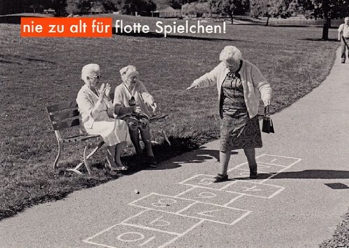 Postkarte A6 +++ LUSTIG von modern times +++ NIE ZU ALT FÜR FLOTTE SPIELCHEN +++ ALLERHAND © CHARLES COMPANY/GETTY IMAGES von modern times
