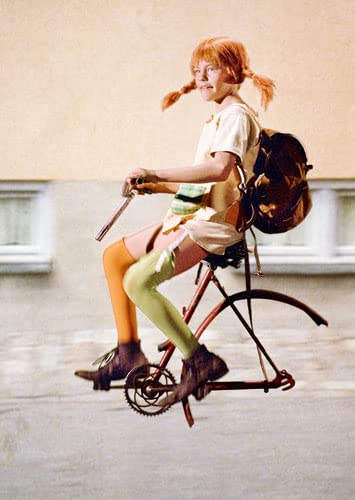 Postkarte A6 +++ LUSTIG von modern times +++ PL PIPPI MIT ZAUBERFAHRRAD +++ KARTENKOMBINAT ©AB Svensk Filmindustrie/I.Nilsson von modern times