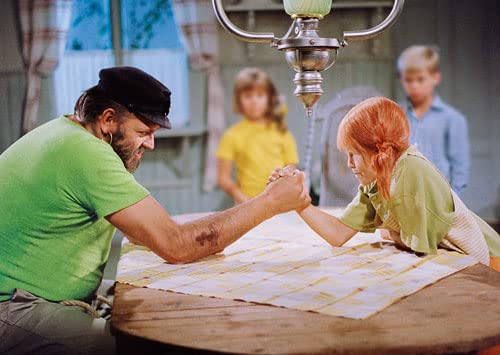 Postkarte A6 +++ LUSTIG von modern times +++ PL PIPPI UND PAPA ARMDRÜCKEN +++ KARTENKOMBINAT ©AB Svensk Filmindustrie/I.Nilsson von modern times