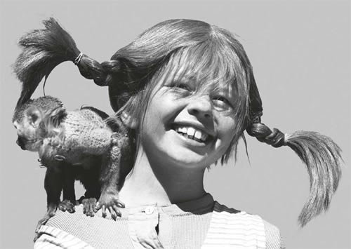 Postkarte A6 +++ PIPPI LANGSTRUMPF von modern times +++ PL PIPPI MIT HERRN NILSSON SCHWARZ-WEISS +++ KARTENKOMBINAT © Saltkråkan AB & AB Svensk Filmind von modern times