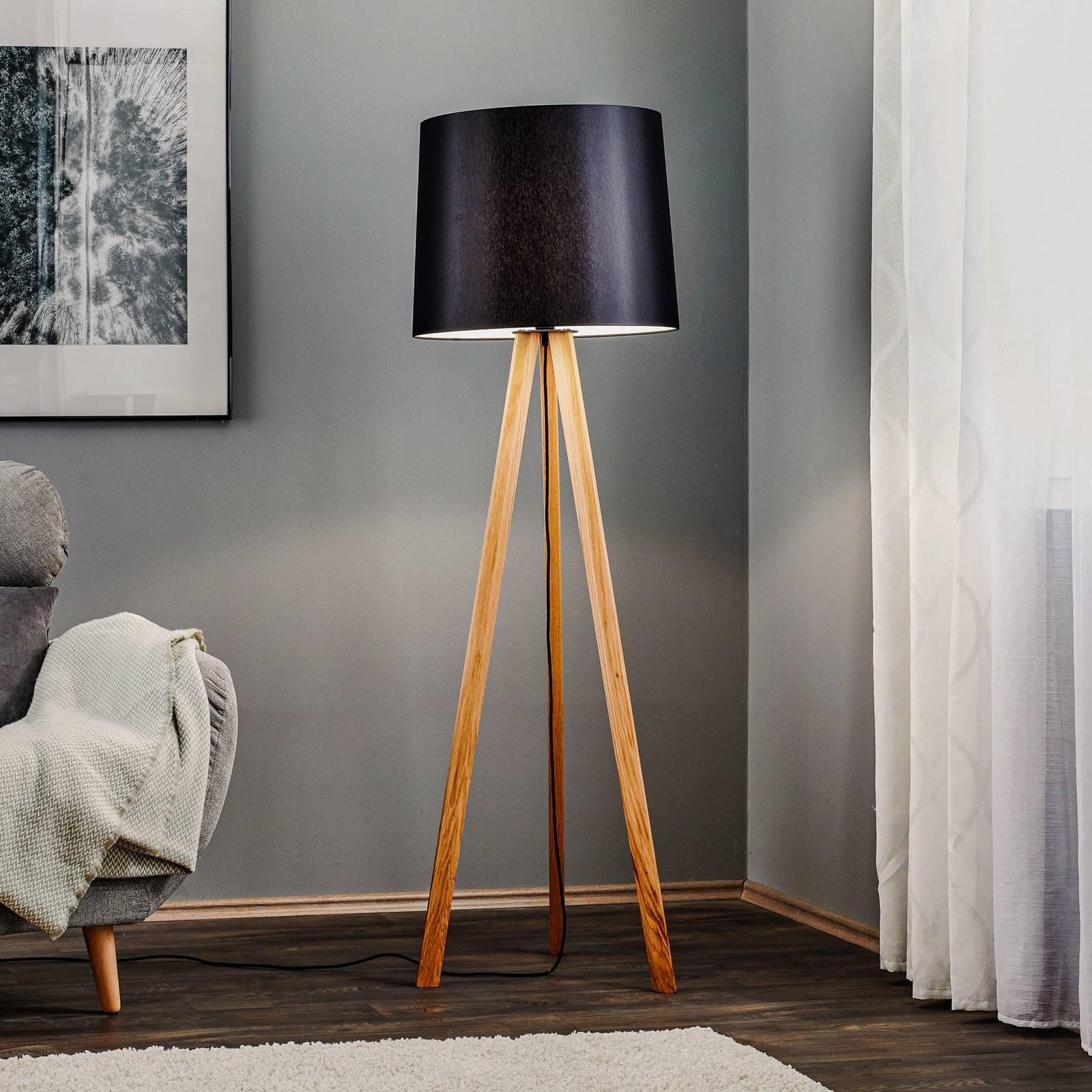Quitani Stehlampe Alos, Eiche, Chintz schwarz, Tripod Quitani Stehlampe Alos, Eiche, Chintz schwarz, Tripod von Quitani