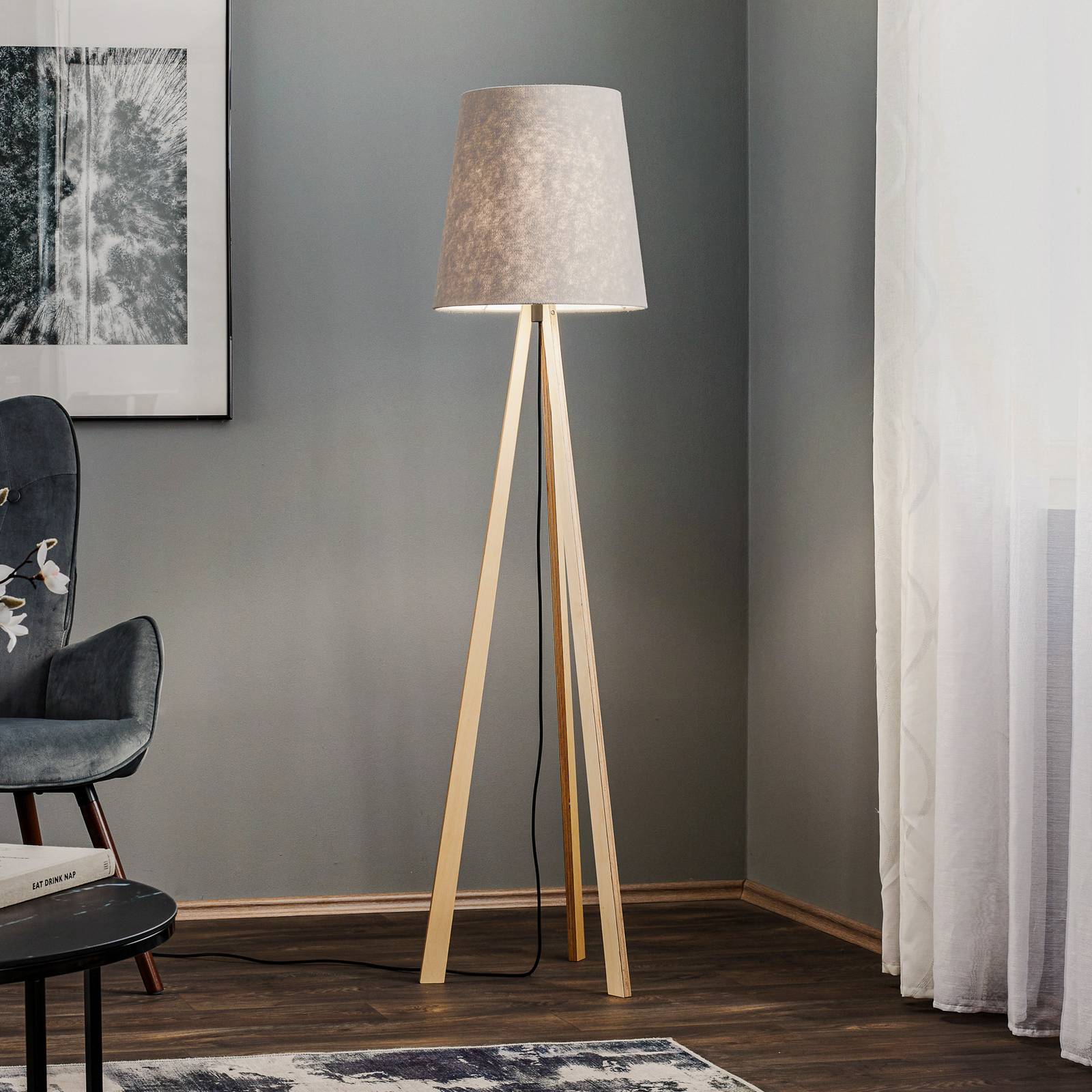 Quitani Tripod-Stehlampe Jata, Holz, Filz, grau Quitani Tripod-Stehlampe Jata, Holz, Filz, grau von Quitani