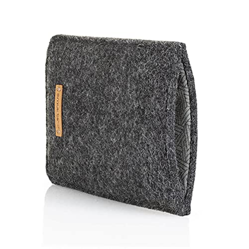 smukbird - Handytasche für iPhone 13 Pro Max mit Case | aus echtem Filz + Baumwolle | anthrazit | Design: Tracks smukbird - Handytasche für iPhone 13 Pro Max mit Case | aus echtem Filz + Baumwolle | anthrazit | Design: Tracks von smukbird