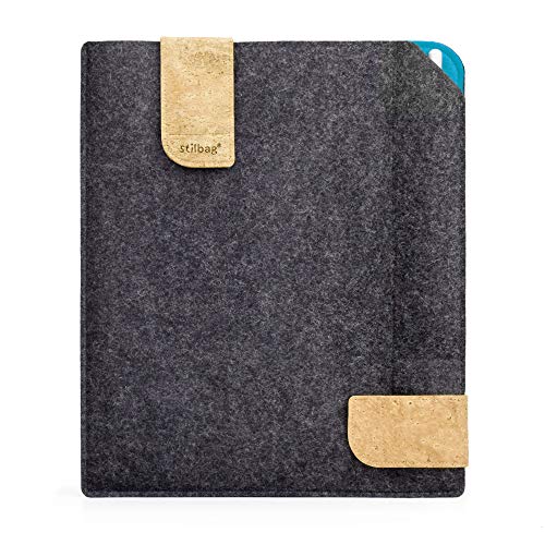 Stilbag Filztasche für Apple iPad (2018) | Etui Case aus Merino Wollfilz und Kork mit Pencil Fach | Modell KUNO in anthrazit - Azur | Tablet Schutz-Tasche Made in Germany von stilbag